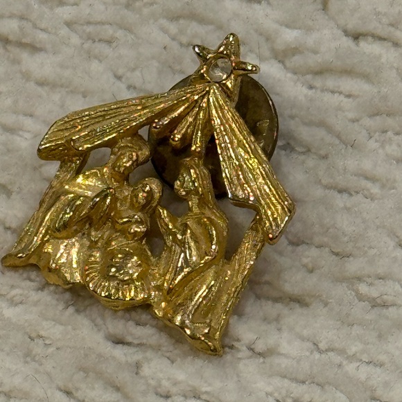 Vintage AVON Nativity Lapel Pin Clear Rhinestone Gold Tone - Picture 7 of 7